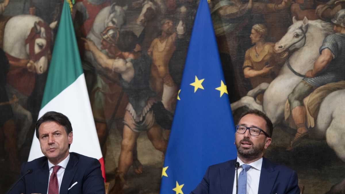 Immagine di Bonafede invoca lo strappo: "Meglio all'opposizione". E Conte lo sfrutta per trattare con la Cartabia