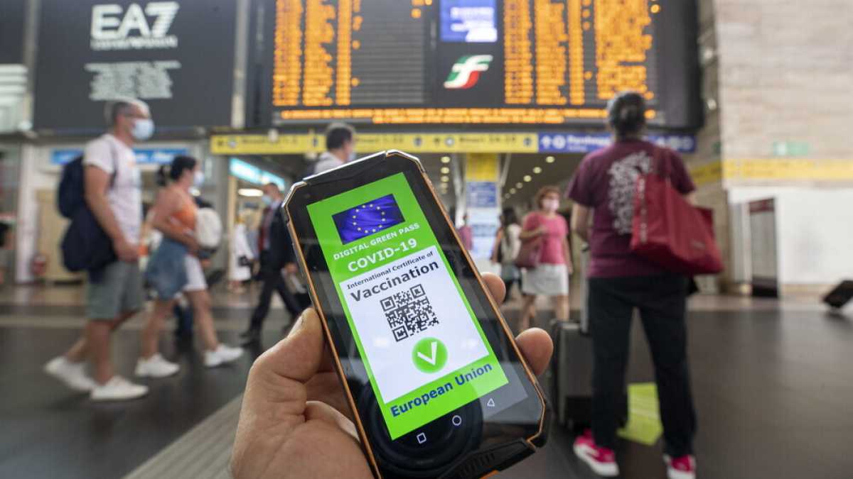 Immagine di Il green pass promette il paradiso, ma anche il lockdown agostano affascina