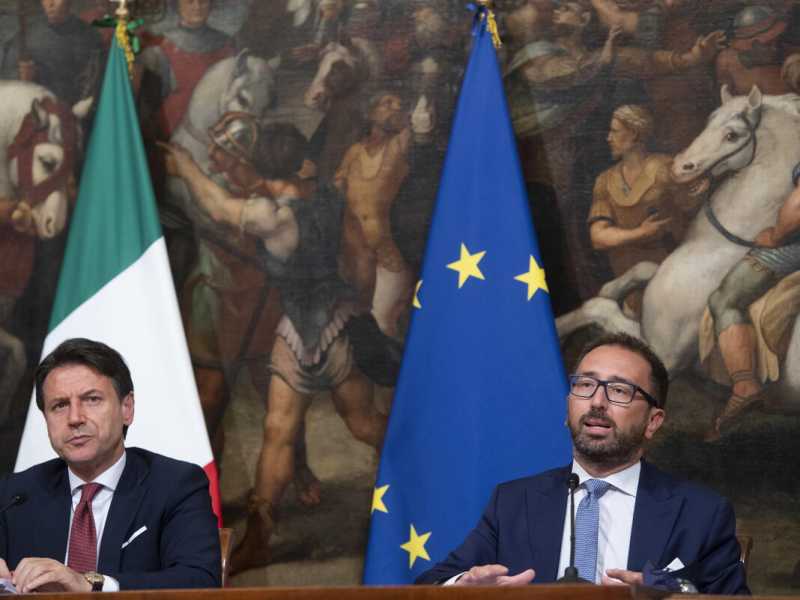 Bonafede invoca lo strappo: "Meglio all'opposizione". E Conte lo sfrutta per trattare con la Cartabia