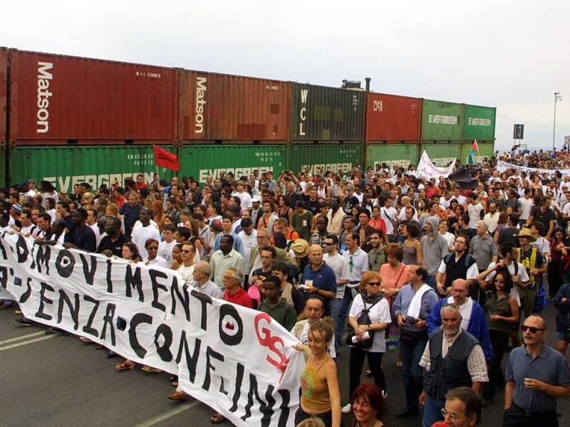 Un corteo a Genova in occasione del G8 2001 (foto Ansa)<br />&nbsp;