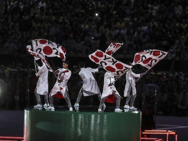 La cerimonia di chiusura di Rio 2016 con il passaggio della torcia olimpica a Tokyo (LaPresse)