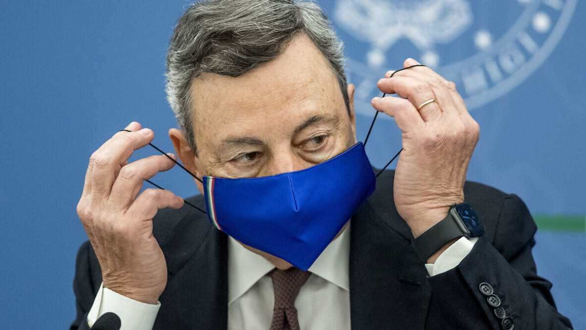 Immagine di Salvini irritato corre a vaccinarsi. Draghi: "Basta propaganda no vax"