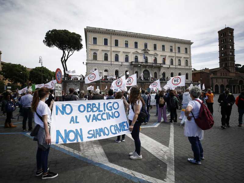 Una manifestazione del Movimento 3V, contrario all'obbligo vaccinale (foto LaPresse)