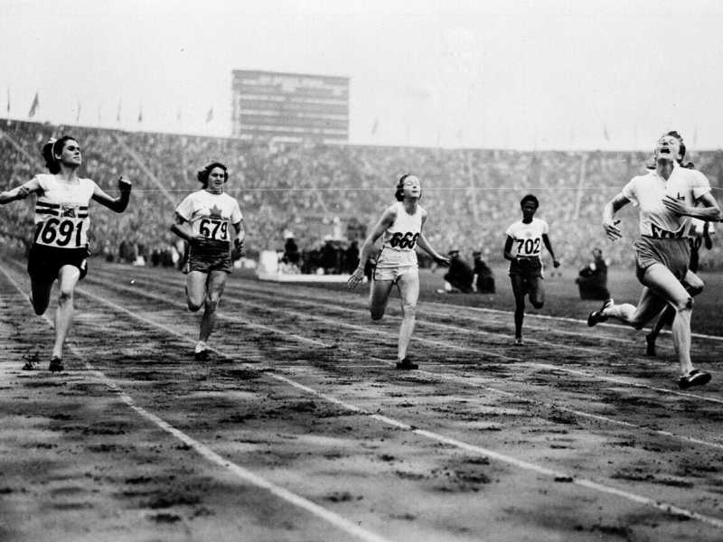 2 agosto 1948, Fanny Blankers-Koen, a destra, taglia il traguardo in 11,9 secondi a Wembley (foto AP) <br />