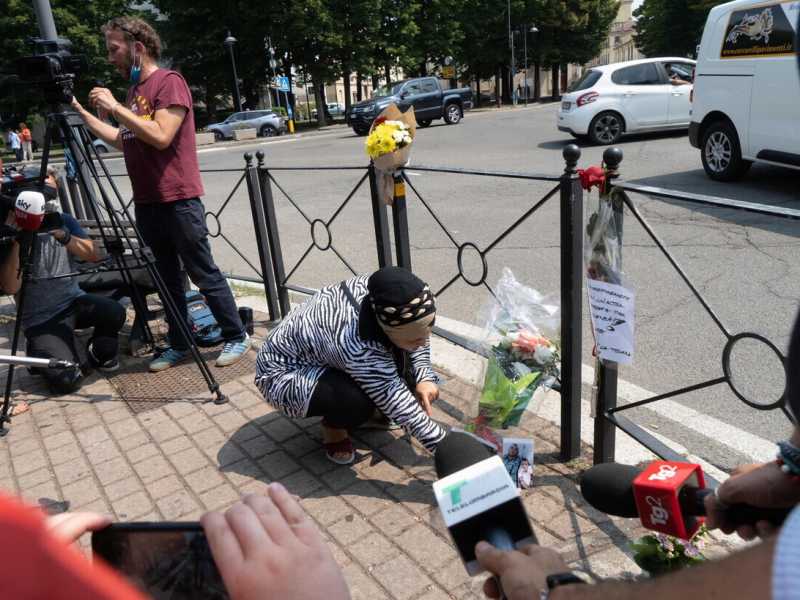 La sorella di Youns El Boussettaoui, l'uomo ucciso in piazza a Voghera dall'assessore alla Sicurezza Massimo Adriatici depone dei fiori in ricordo del fratello (Ansa) <br />
