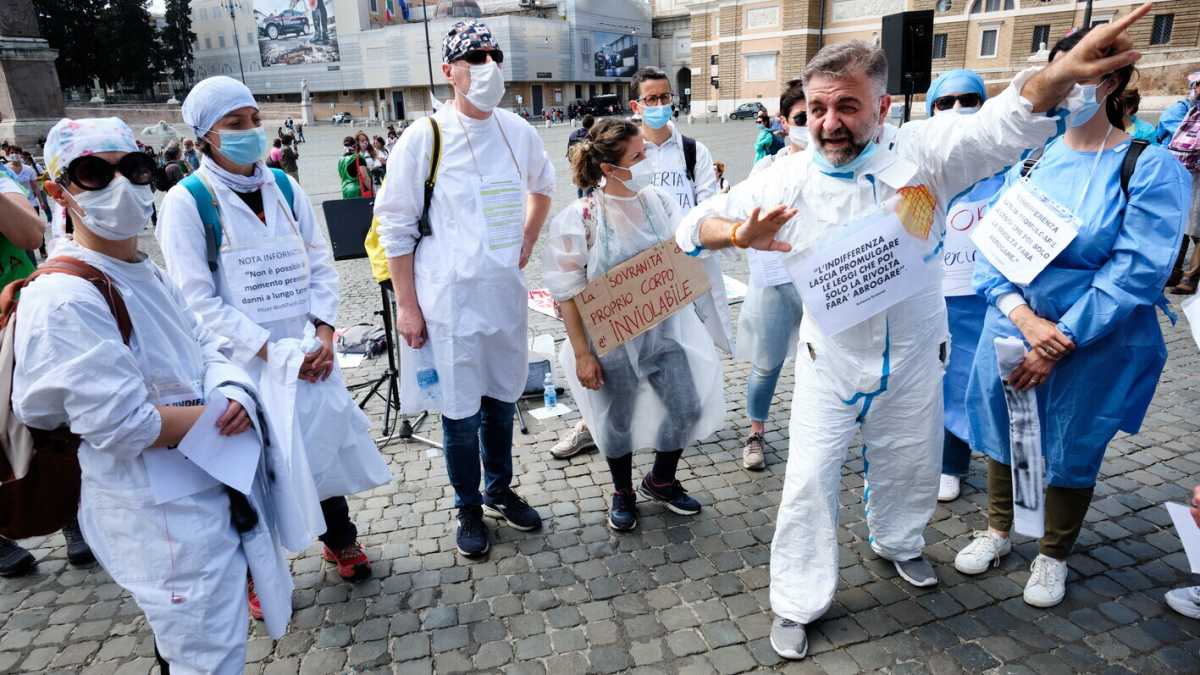 Immagine di Pandemia, vaccini e pseudoscienza: il tradimento dei nuovi chierici