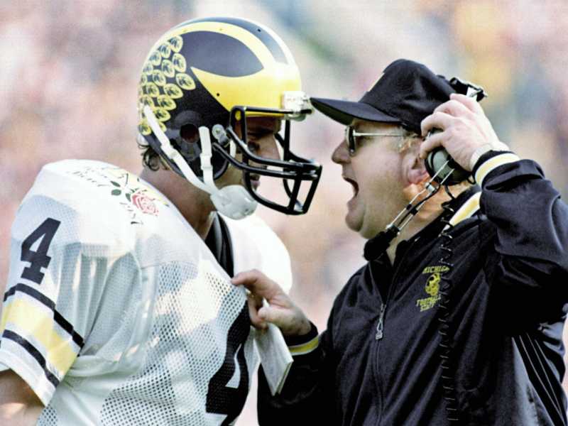 Una foto del 2 gennaio 1987 che ritrae l&rsquo;allenatore Bo Schembechler che urla al quarterback Jim Harbaugh durante una partita a Pasadena (LaPresse)&nbsp;<br />
