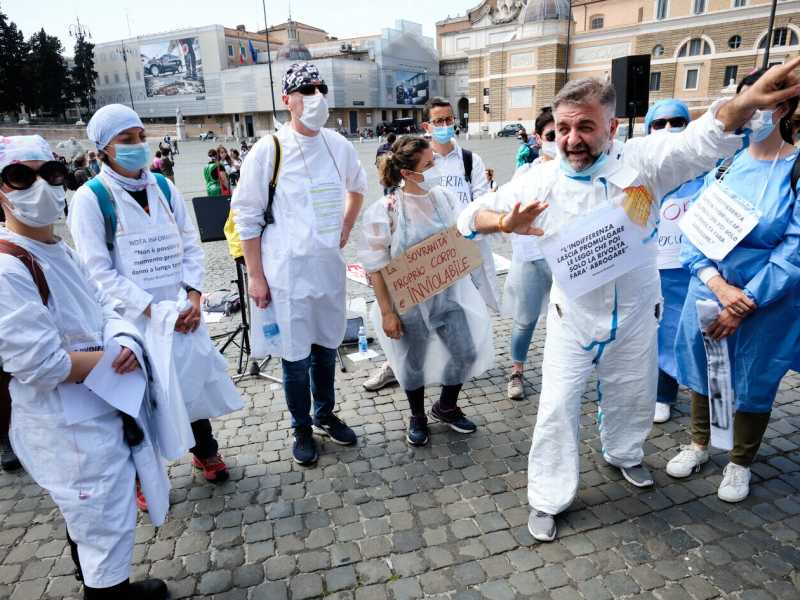 Manifestazione del personale sanitario contrario all'obbligo vaccinale di aprile scorso (LaPresse)