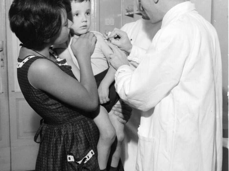 Sulla vaccinazione dei bambini, il fronte degli scettici c'era anche una  volta (nella foto: campagna contro la poliomielite, Milano 1964.  LaPresse/Publifoto)