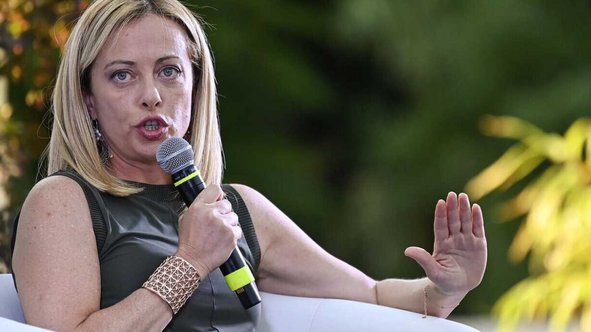 Immagine di Lo strabismo della destra sul green pass e sui vaccini spiegato da Meloni (per sbaglio)