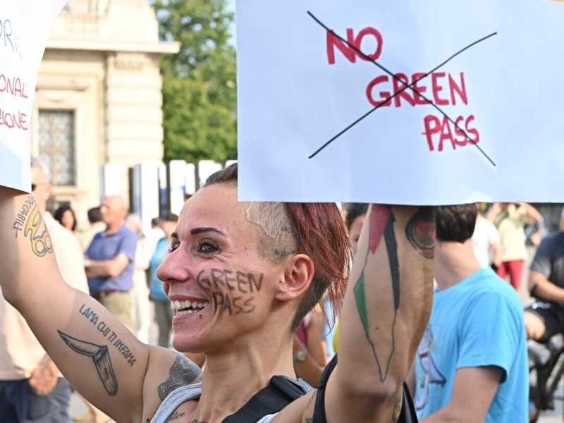 Il green pass in fabbrica e i primi ripensamenti dopo le sportellate
