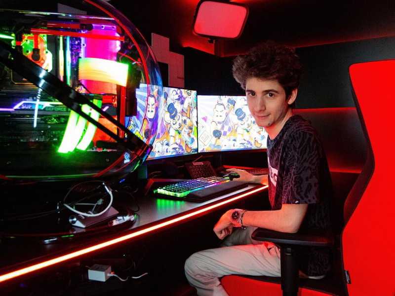 Favij nella sula gaming room disegnata dal designer Fabio Novembre