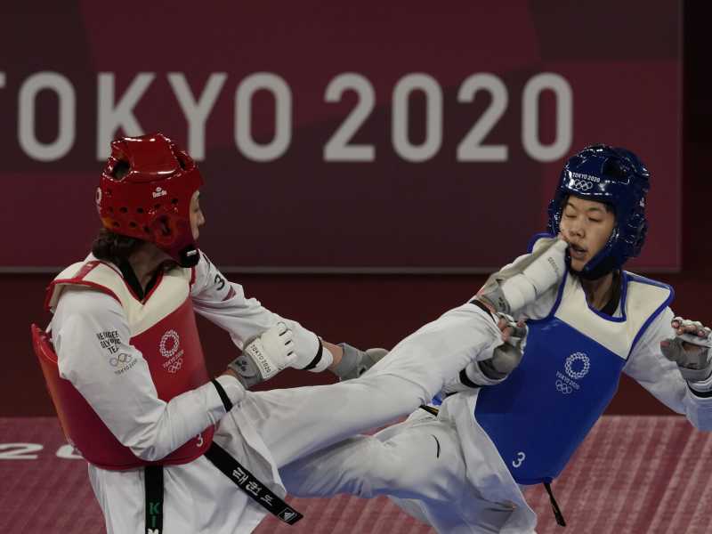 Kimia Alizadeh Zonoozi in gara contro Zhou Lijun durante un match di taekwondo (AP Photo/Themba Hadebe)&nbsp;<br />