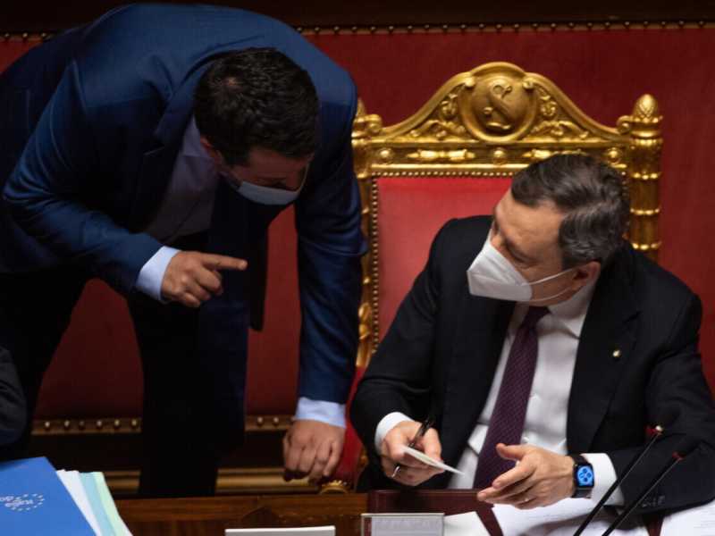 Tregua Draghi-Salvini. Il premier: "I vaccini? Vado dritto". Stasera Lega e no-vax