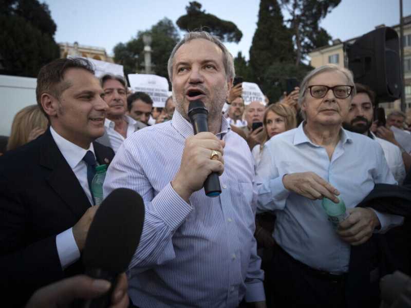 La manifestazione anti green pass a cui hanno aderito i parlamentari della Lega (foto Ansa)