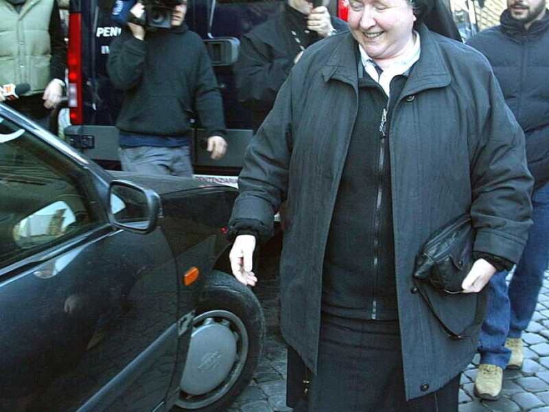 L'irruzione di Suor Paola, simbolo dell'impegno per i disagiati, nella campagna elettorale