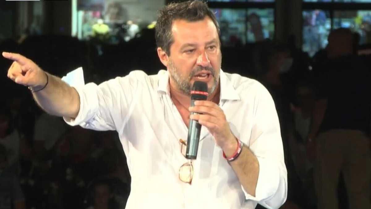 Immagine di Berlusconi lancia Salvini leader del partito unico, ma lo gela sui vaccini
