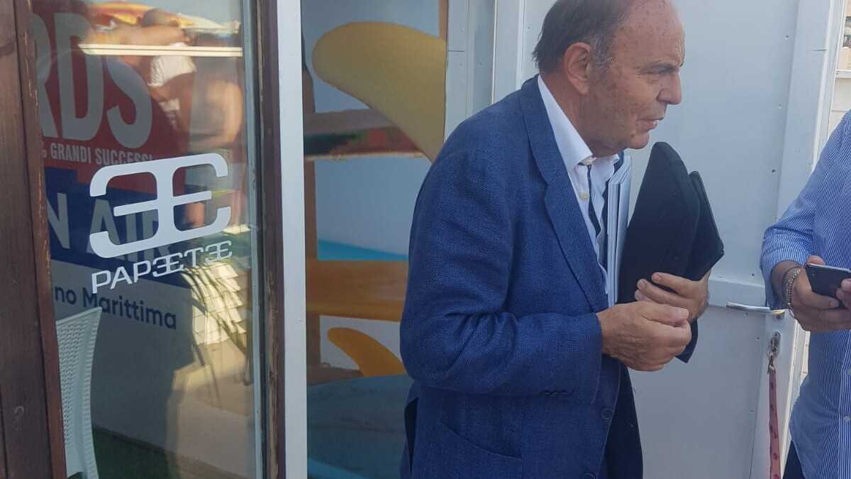 Immagine di Vespa piomba al Papeete: "E' un mondo che va visto e non demonizzato"