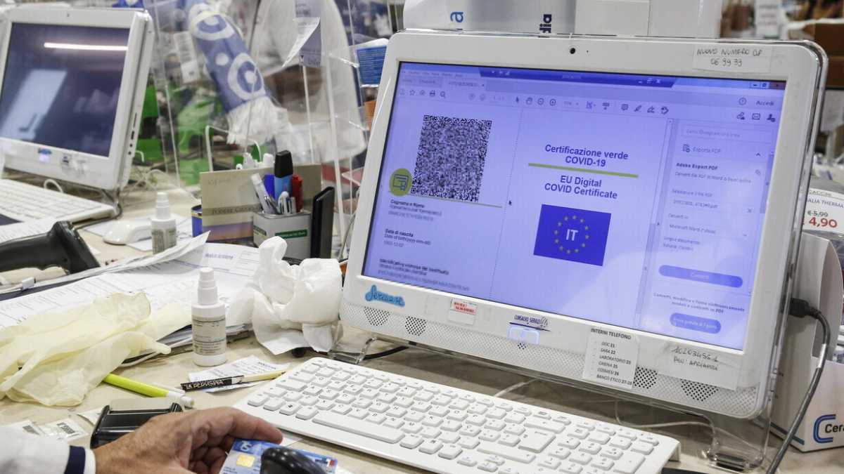 Immagine di Il green pass spiegato filosoficamente a Cacciari e Agamben
