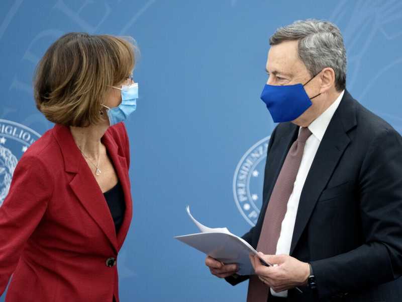 Marta Cartabia, ministro della Giustizia e il premier Mario Draghi (Ansa)