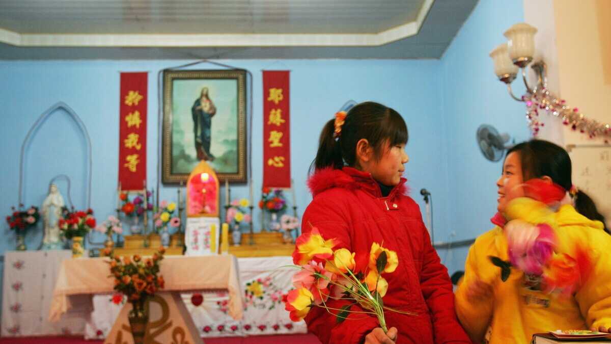 Immagine di Cina comunista da una parte, islamismo dall’altra: il cristianesimo tra due mannaie