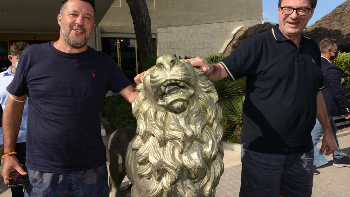 Immagine di Giorgetti vuole Draghi ancora a Palazzo Chigi, ma niente green pass nelle aziende