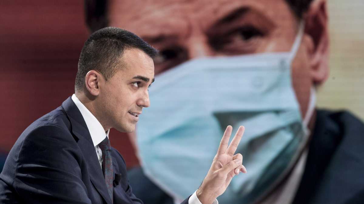 Immagine di Di Maio pensa a riformare il reddito di cittadinanza per salvarlo da Renzi. La nuova sfida con Conte