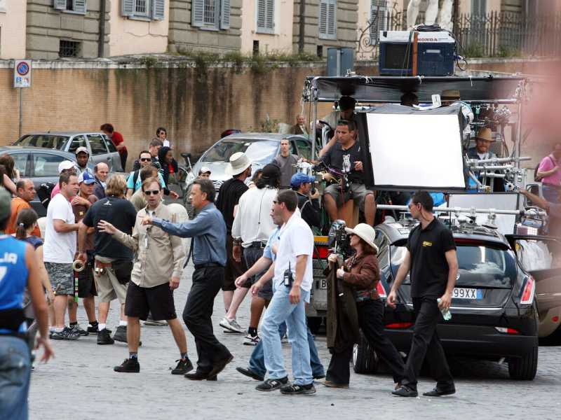 Tom Hanks parla con la troupe sul set del film "Angeli e demoni" il 5 giugno 2008 a Roma, in Piazza Del Popolo ( Elisabetta Villa/Getty Images)&nbsp;<br />