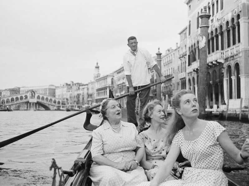 Turisti in gondola lungo il Canal Grande a Venezia, nel1954. Sullo sfondo il Ponte di Rialto (Charles Hewitt / Picture Post / Hulton Archive / Getty Images)&nbsp;<br />