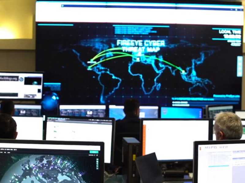 La polizia postale di Roma all'opera contro gli attacchi informatici (Ansa)<br />