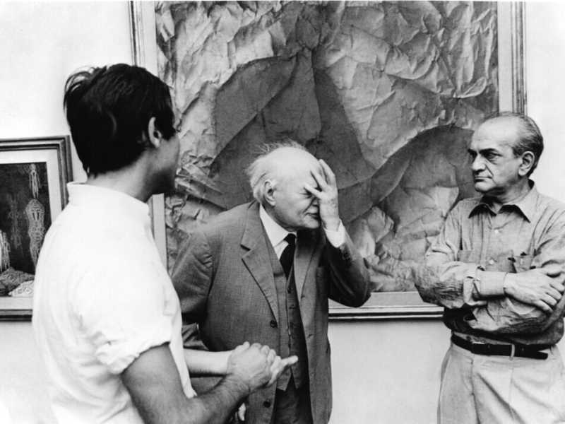 Giuseppe Ungaretti tra Mario Schifano e Corrado Cagli (LaPresse) 