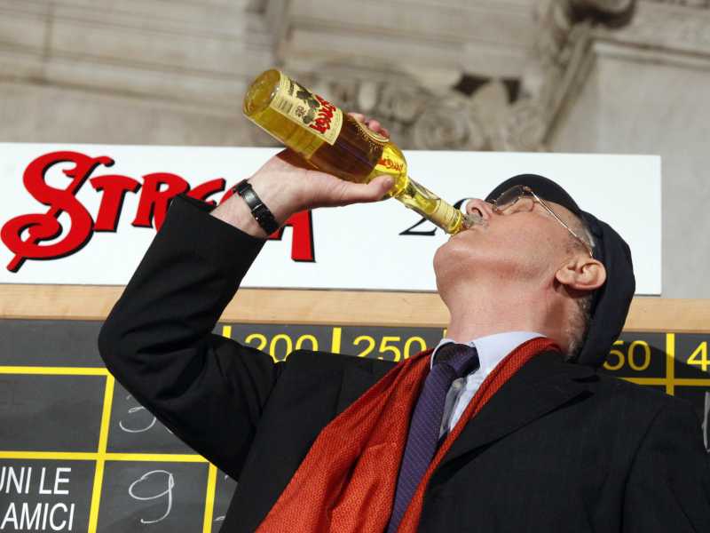 Antonio Pennacchi vince il premio Strega nel 2010 (Ansa) 