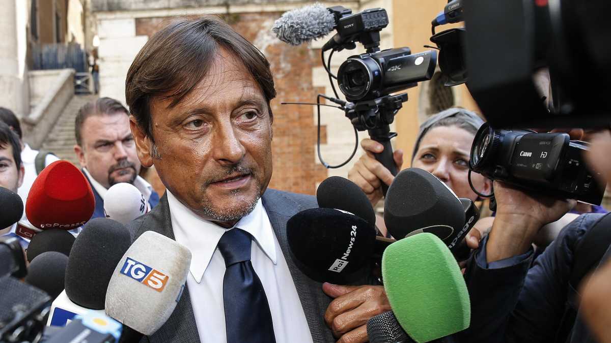 Immagine di Caos Puglia. Il senatore Stefano si sospende dal Pd