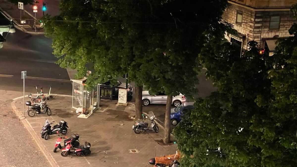 Immagine di Agosto 2021, la donna che vive in una cabina telefonica nell'indifferenza di Roma