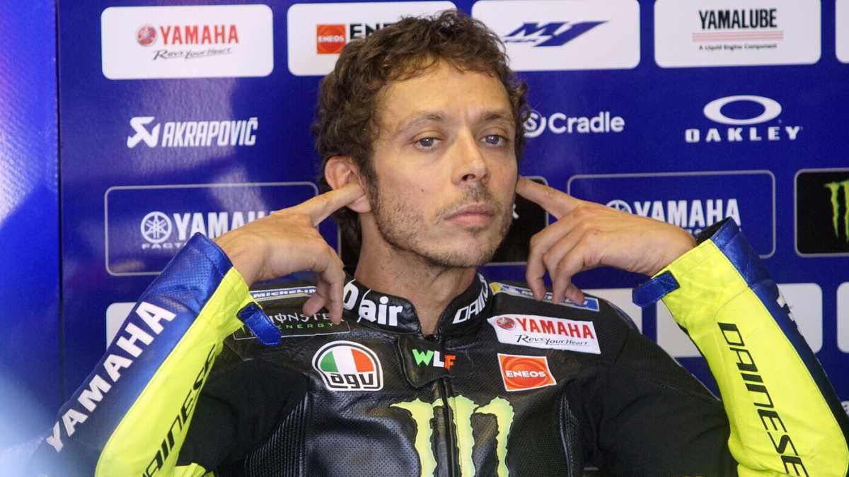 Immagine di Valentino Rossi cambierà vita? Lascia la MotoGp ma non le corse