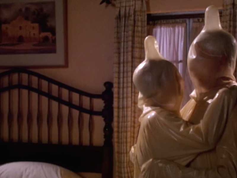 La famosa scena del "sesso sicuro" in Una pallottola spuntata, film comico del 1988 diretto da David Zucker<br />