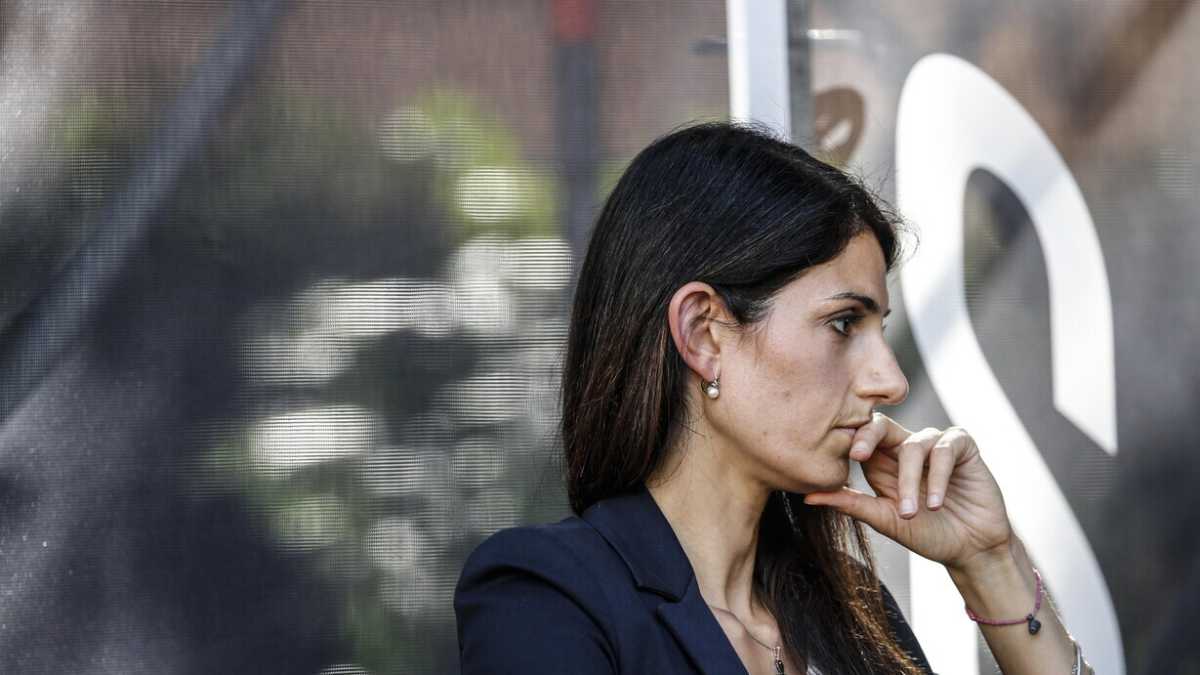Immagine di Roma, Raggi non pubblica la relazione di fine mandato: rischia lo stipendio