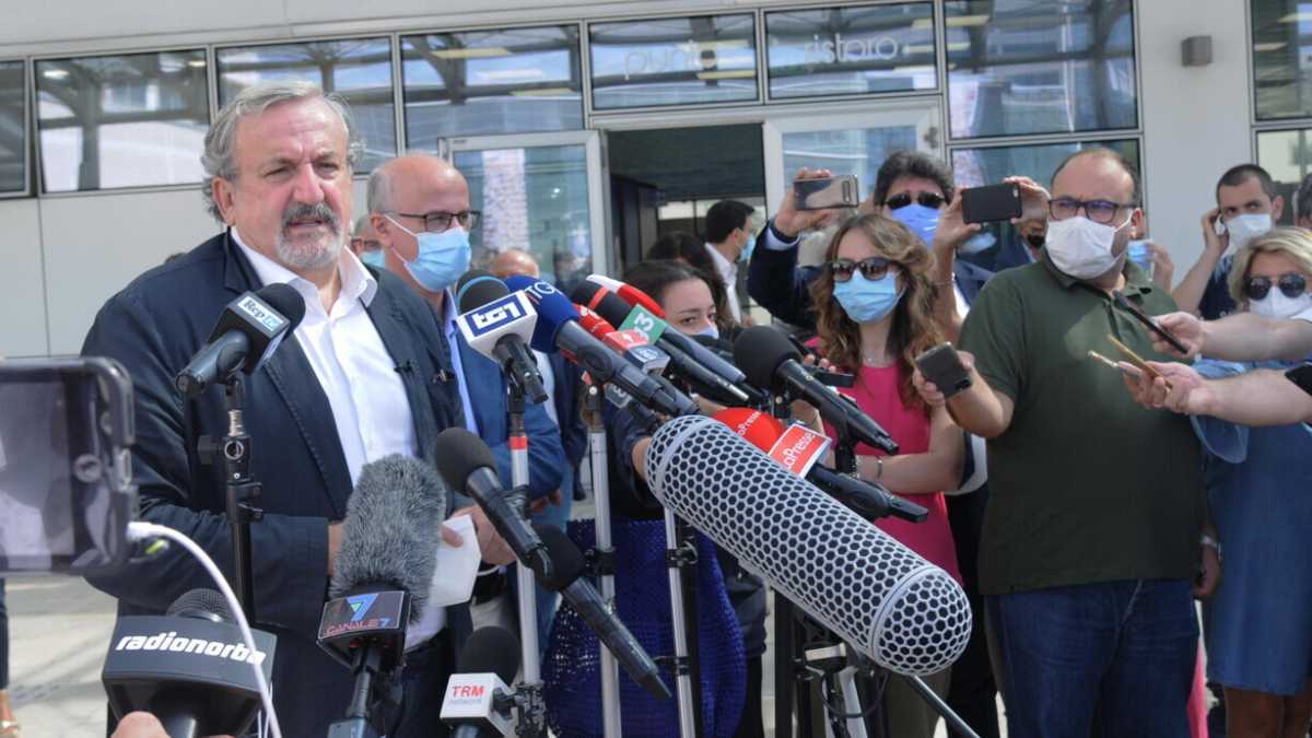 Immagine di Il Pd si schieri su Emiliano. Il green pass spiegato ad Agamben