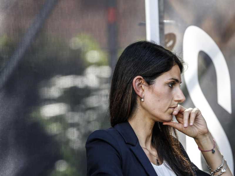 Roma, Raggi non pubblica la relazione di fine mandato: rischia lo stipendio