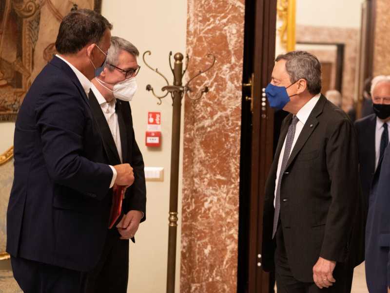 Draghi incontra i segretari generali di Cgil, Cisl e Uil per discutere delle misure di contenimento del Covid nei luoghi di lavoro, Roma, 2 agosto 2021 (Ansa)&nbsp;<br />