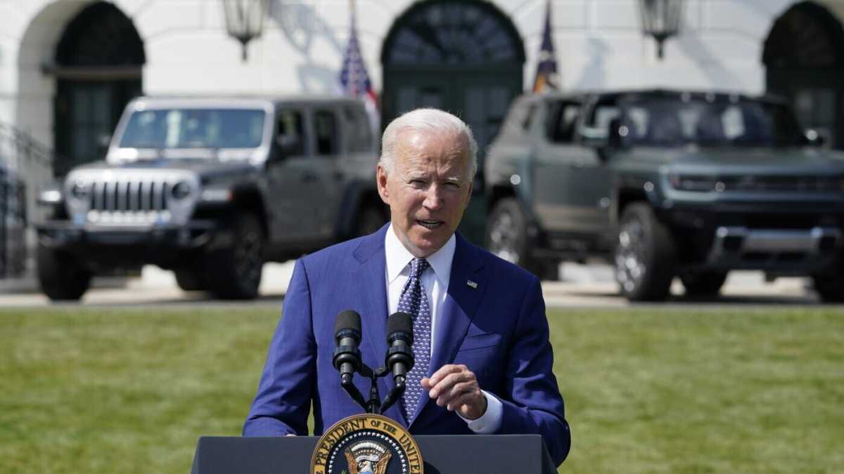 Immagine di Biden e le auto elettriche: una strada difficile