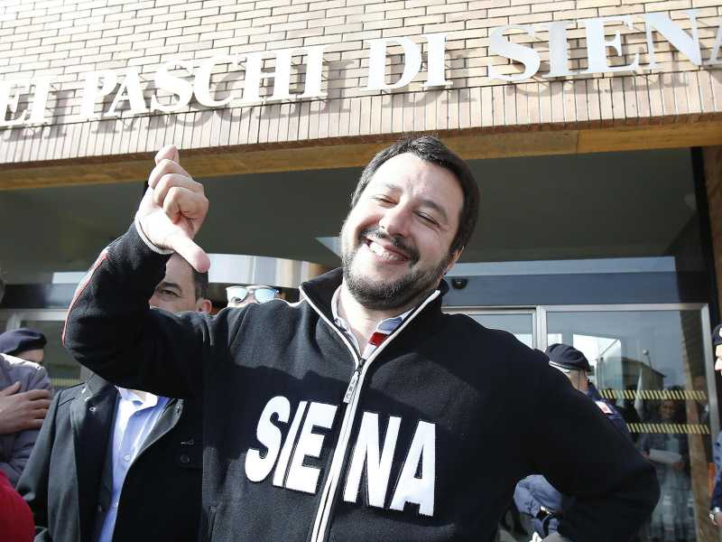 Salvini davanti al centro direzionale di Mps nell'aprile 2015 a Sien (Ansa/Fabio Di Pietro) <br />