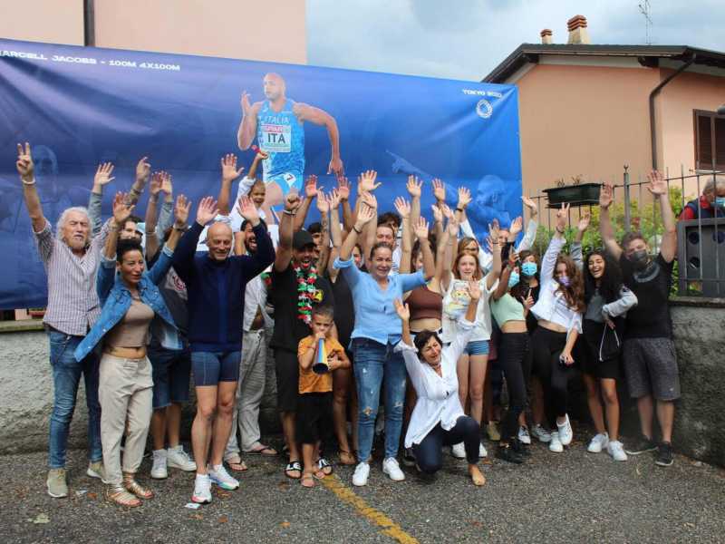 Viviana Masini, la mamma di Lamont Marcell Jacobs, festeggia con gli  amici la vittoria olimpica del figlio  (ANSA/SIMONE VENEZIA)