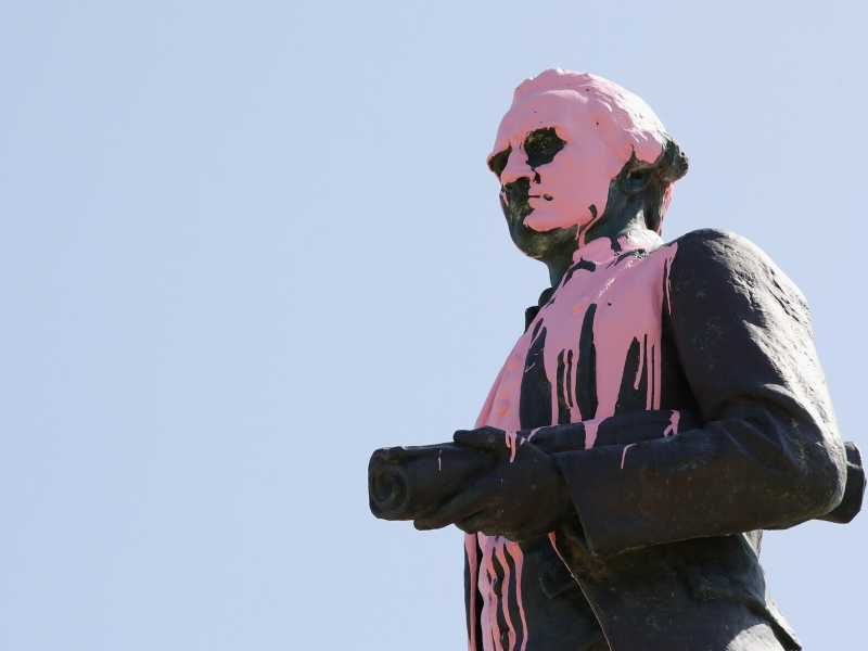 La statua vandalizzata del capitano Cook a Melbourne, in Australia (Darrian Traynor/Getty Images)&nbsp;<br />