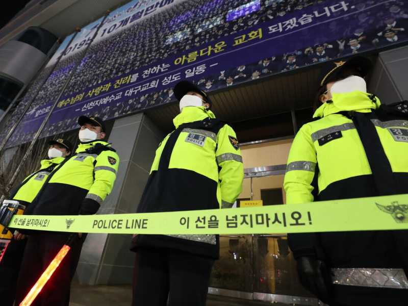 Nel marzo 2020, la polizia chiude la chiesa di Ges&ugrave; di Shincheonji, sede di una setta religiosa e innesco principale della pandemia in Corea (Ansa)<br />