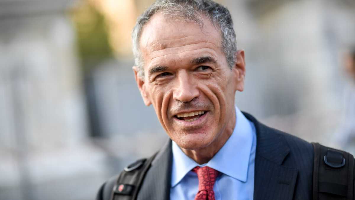 Immagine di "Il piano della Meloni per finanziare l'Italia è semplicemente impossibile". Parla Cottarelli