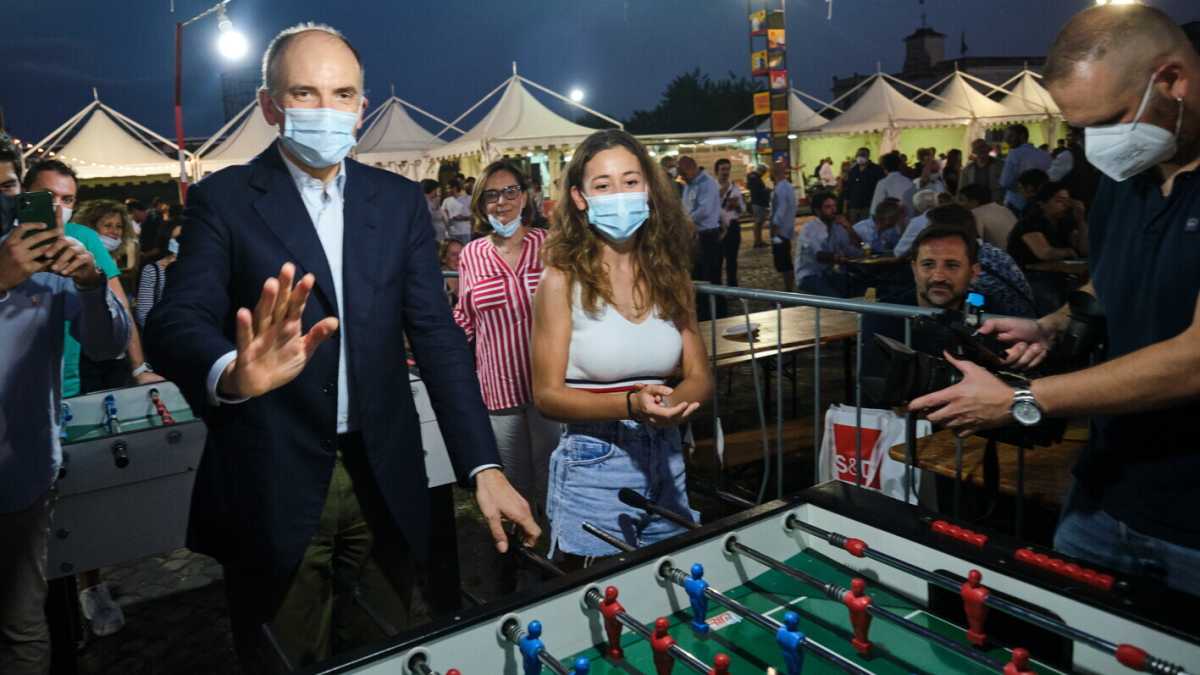 Immagine di Le Agorà di Letta alimentano i sospetti nel Pd e i mugugni di Speranza