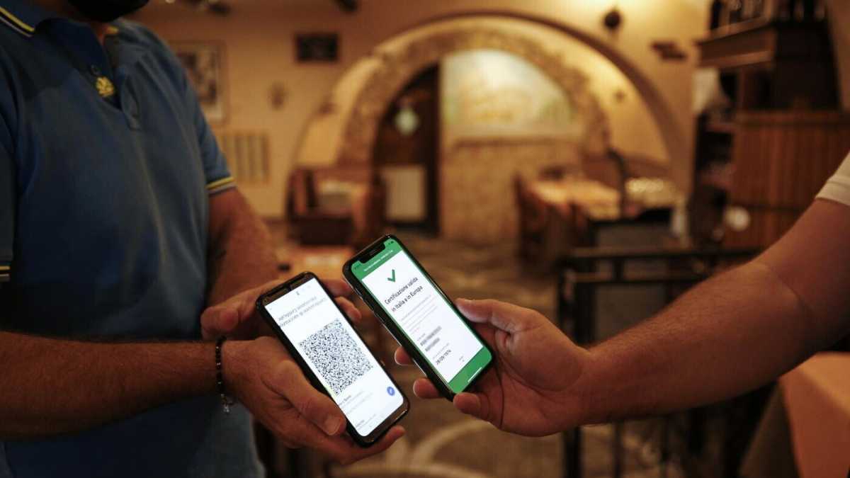 Immagine di L’èra del green pass è un conflitto da dentro o fuori (dal ristorante)