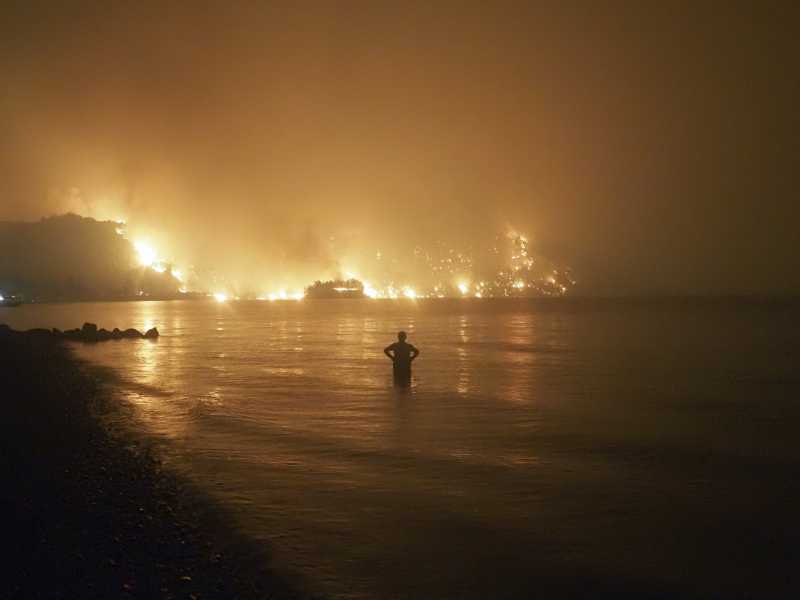 Uno scatto degli incendi in Grecia, sulla spiaggia di Kochyli, a circa 160 km a nord di Atene (LaPresse)<br />