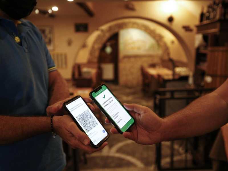 L’èra del green pass è un conflitto da dentro o fuori (dal ristorante)